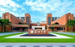清华女博士到深圳当中学老师：宇宙的尽头真是编制？本人做出回应